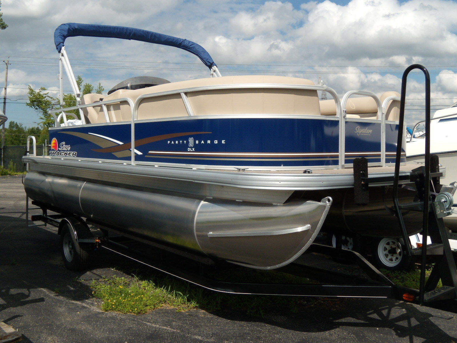 Sun Tracker 20 DLX Signature Party Barge boat for sale from USA