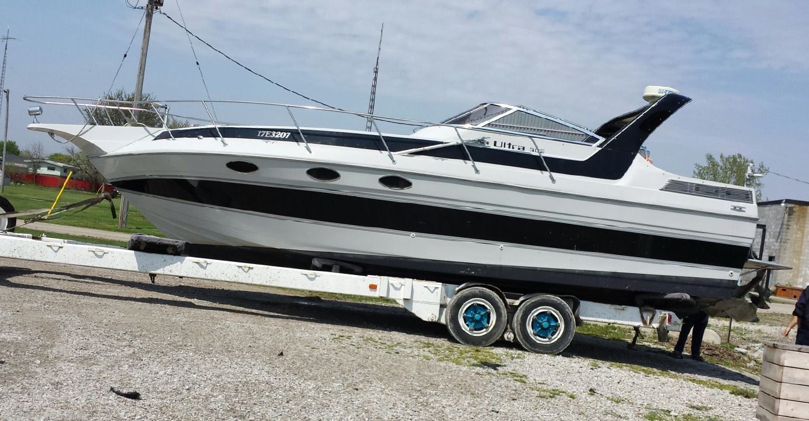 30ft SUNRUNNER ULTRA 302 Cabin Cruiser Boat