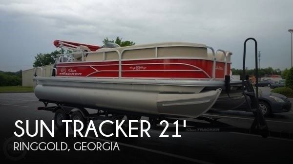 Sun Tracker 20 DLX Party Barge