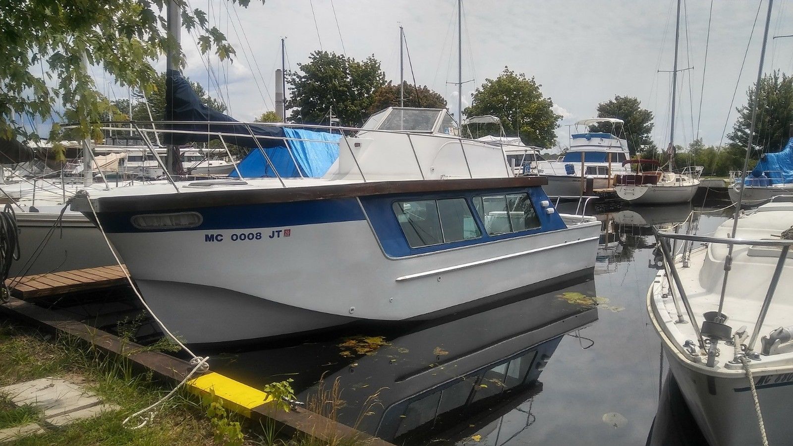 up for sale is a 28 ft cargill cutter cabin cruiser. the 30 ft version of t...