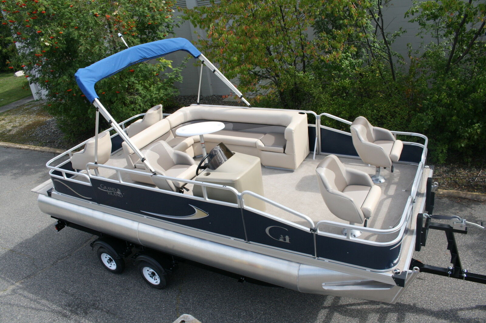 20 Ft pontoon boat -----Factory direct with over 500 pontoons in stock.This...