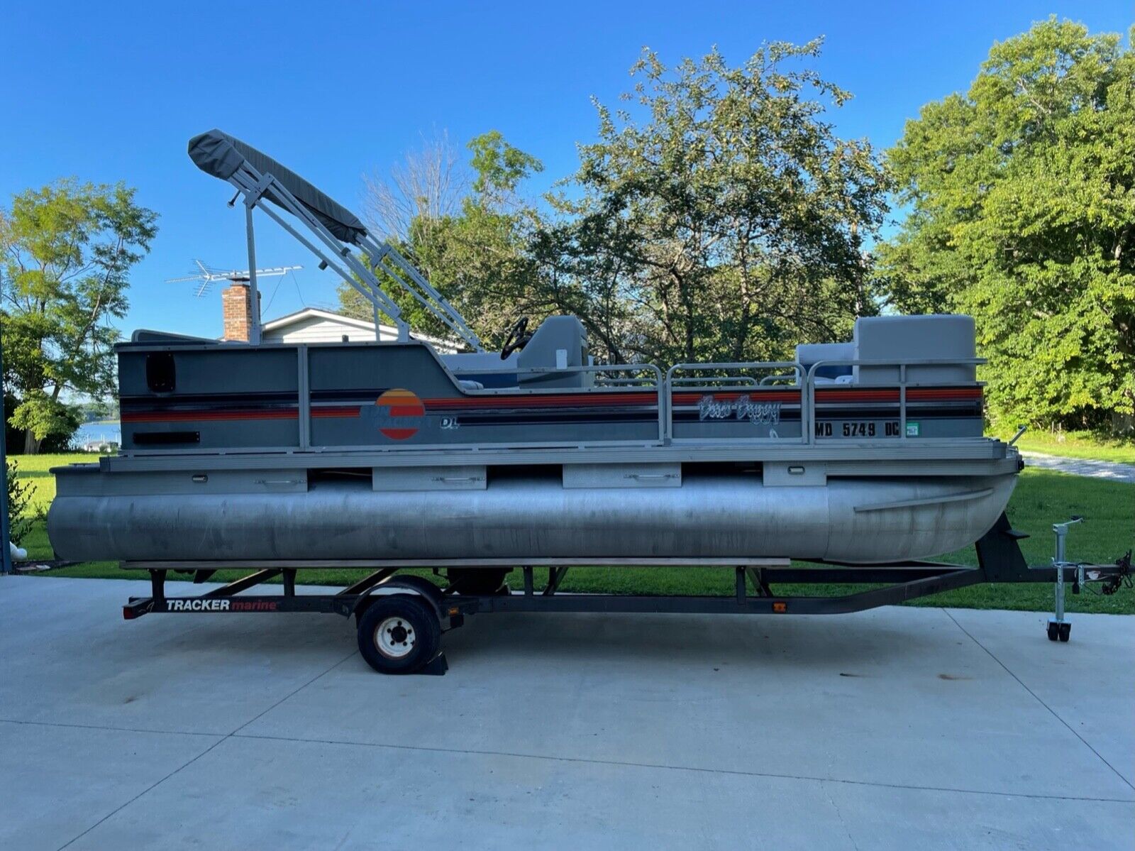 20 Ft Sun Tracker Pontoon Boat, Restored With Trailer, NO RESERVE. 1989 ...