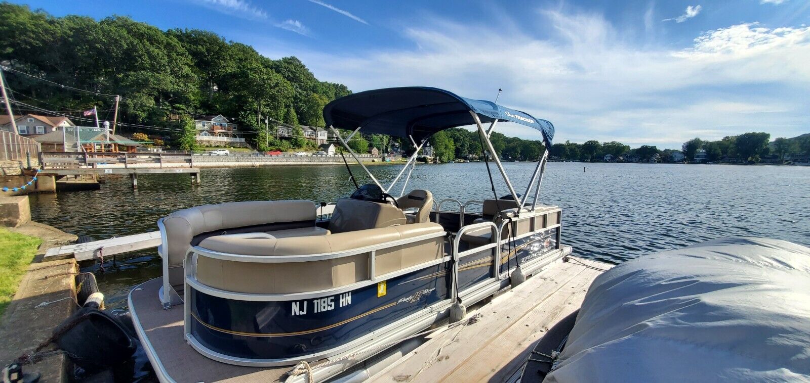 2020 Sun Tracker DLX 18 PARTY BARGE