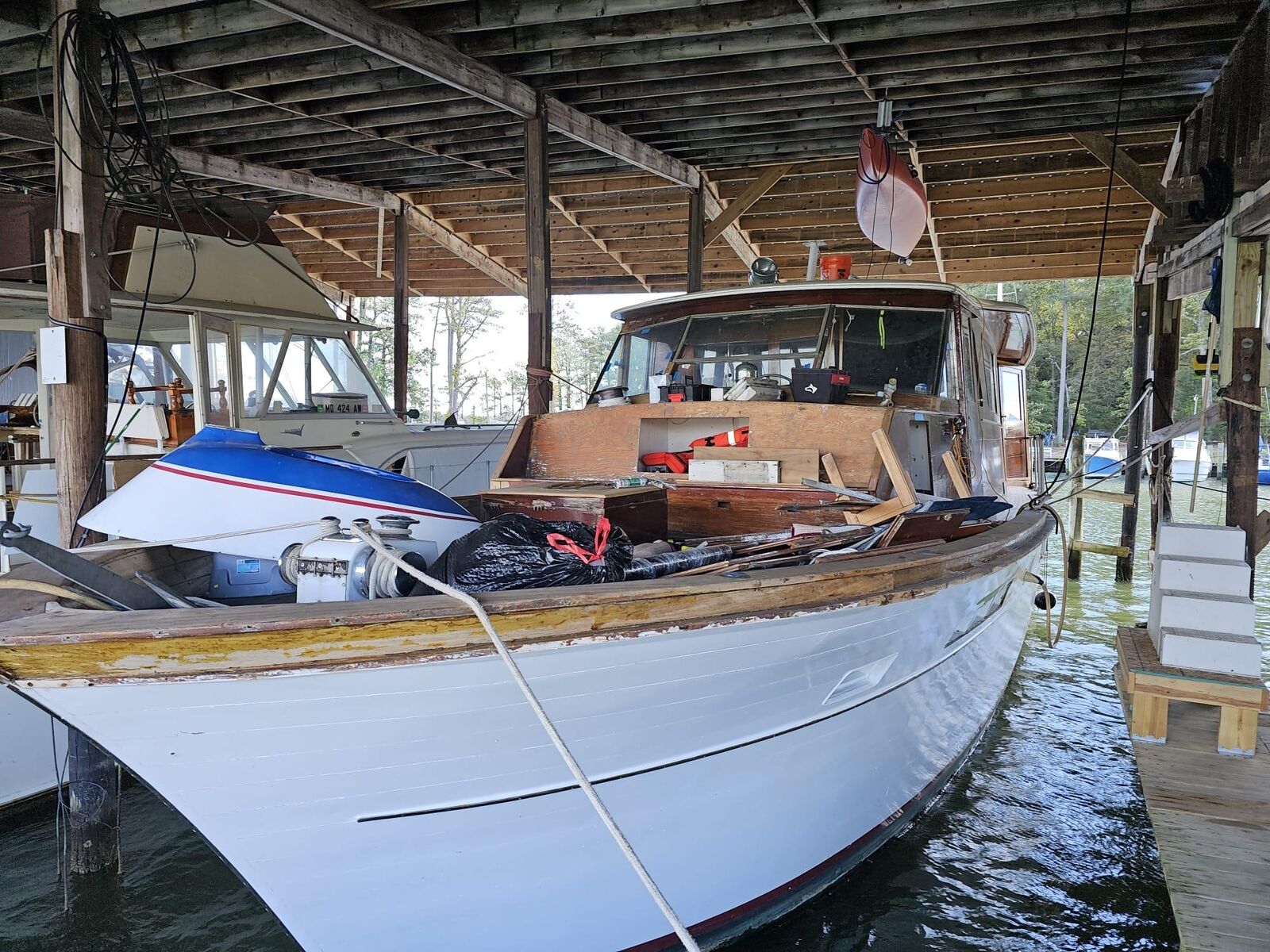 56' chris craft salon motor yacht