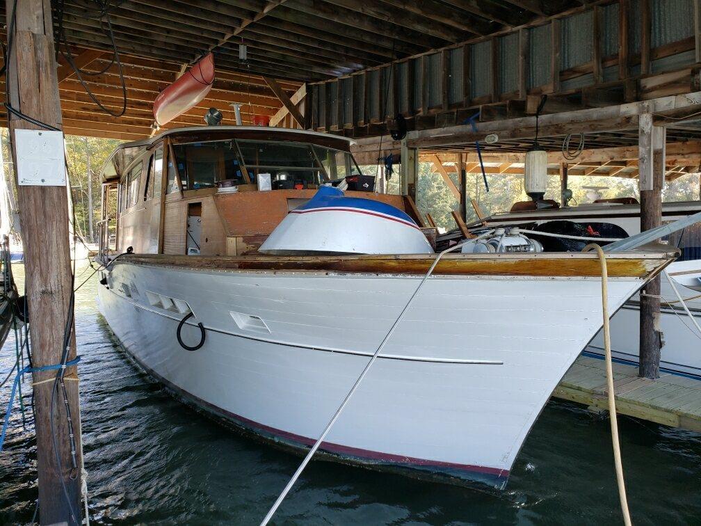 56' chris craft salon motor yacht