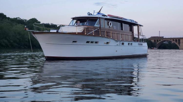 56' chris craft salon motor yacht