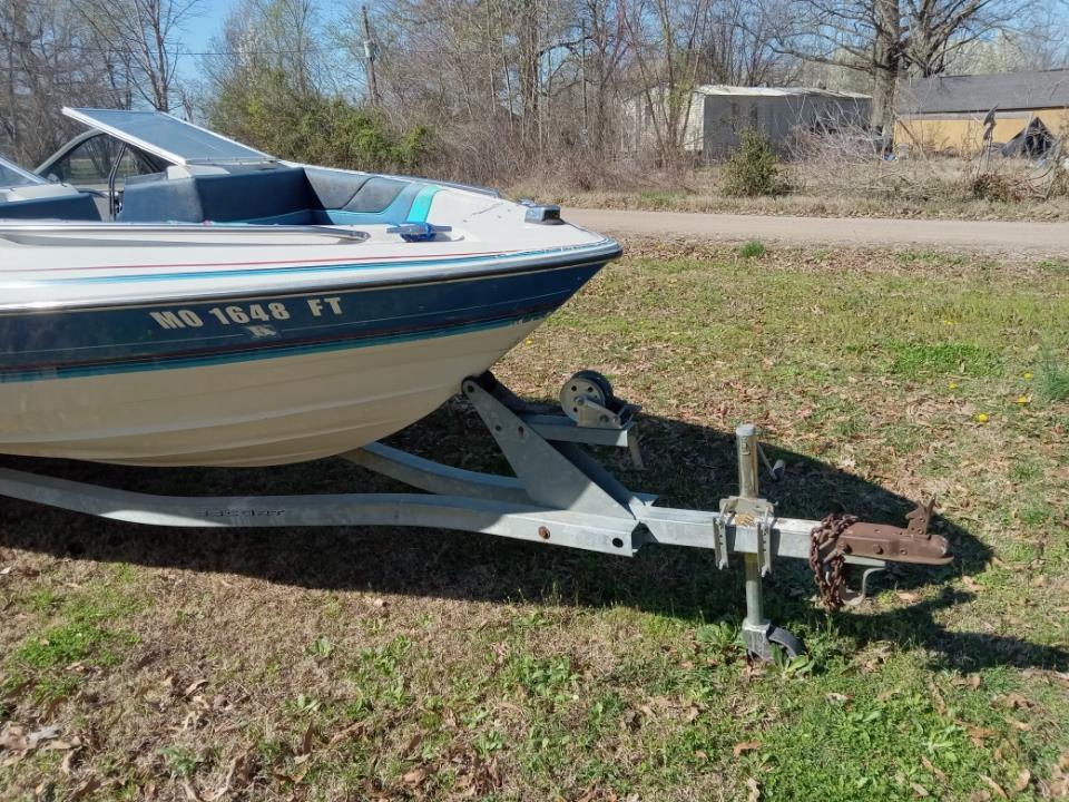 Capri Bayliner 19' Boat Located In Harviell, Mo - Has Trailer 1998 For 