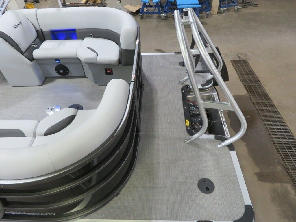 Bentley Pontoons Legacy220NavigatorQuadLoungeHonda90HP4StrokeEFI - EASY ...