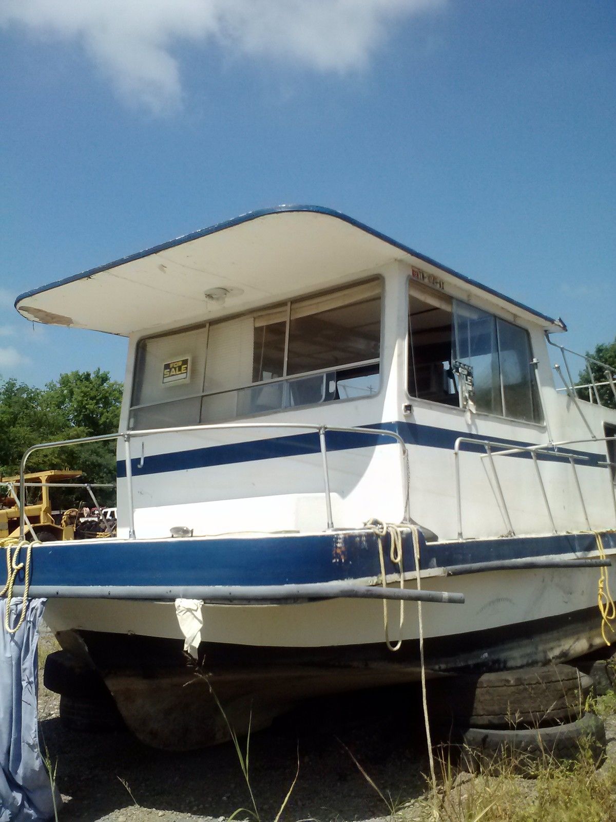 GIBSON 32 FT HOUSEBOAT Needs Some Tender Care But Can Be Eaisly Made Whole Again