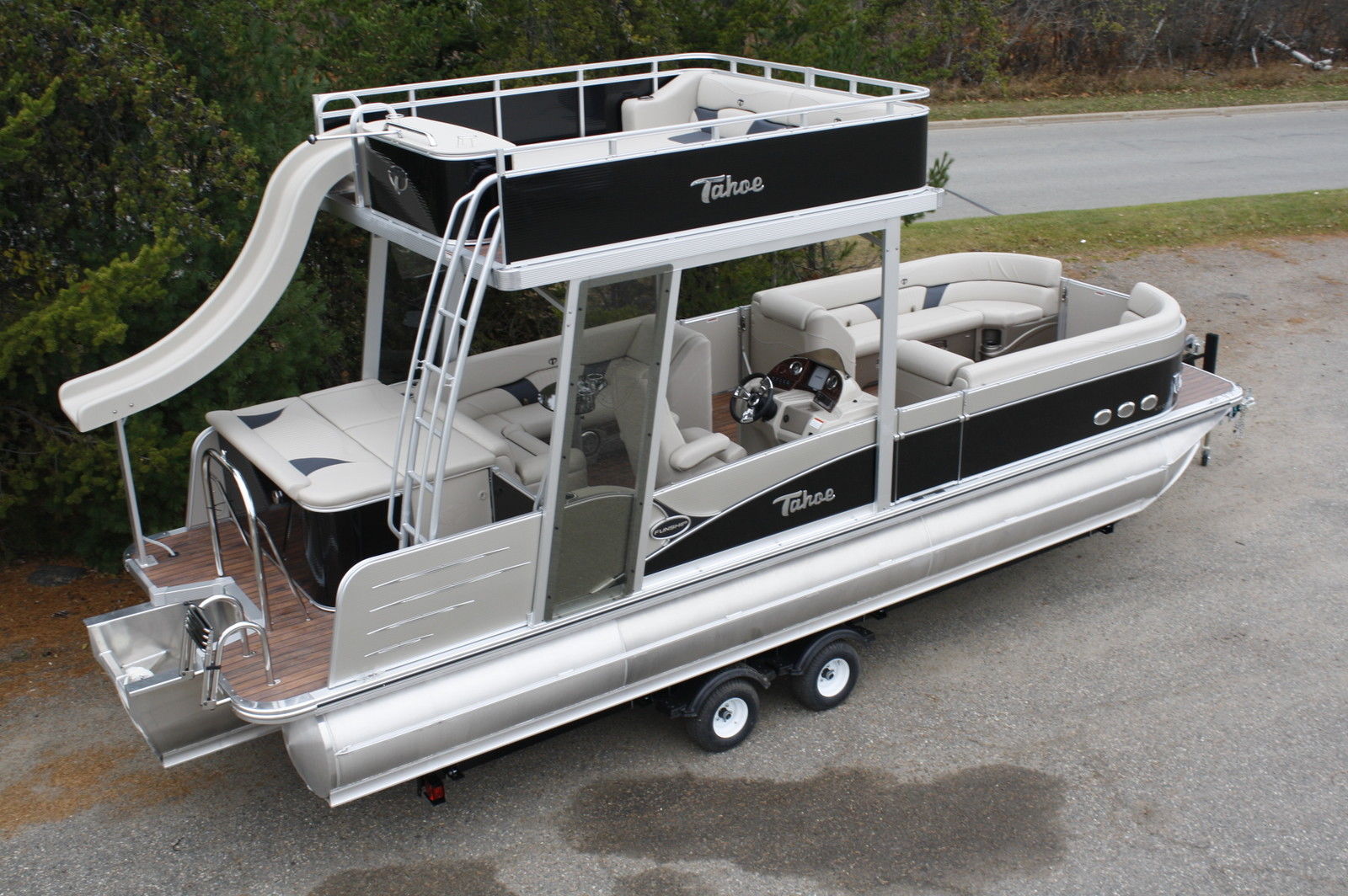 Factory direct pontoon boat sales.tahoe 27 cascade platinumthis is a high e...