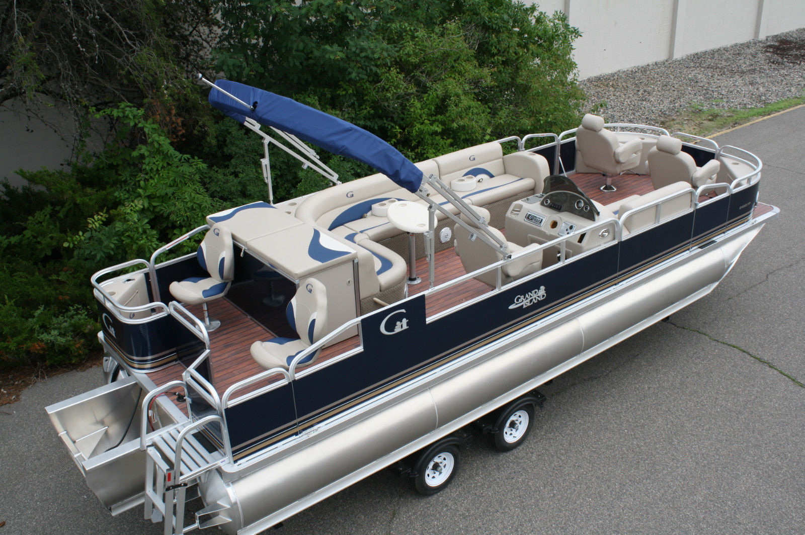 new 24 ft pontoon boat with a 350 hp four stroke mercury