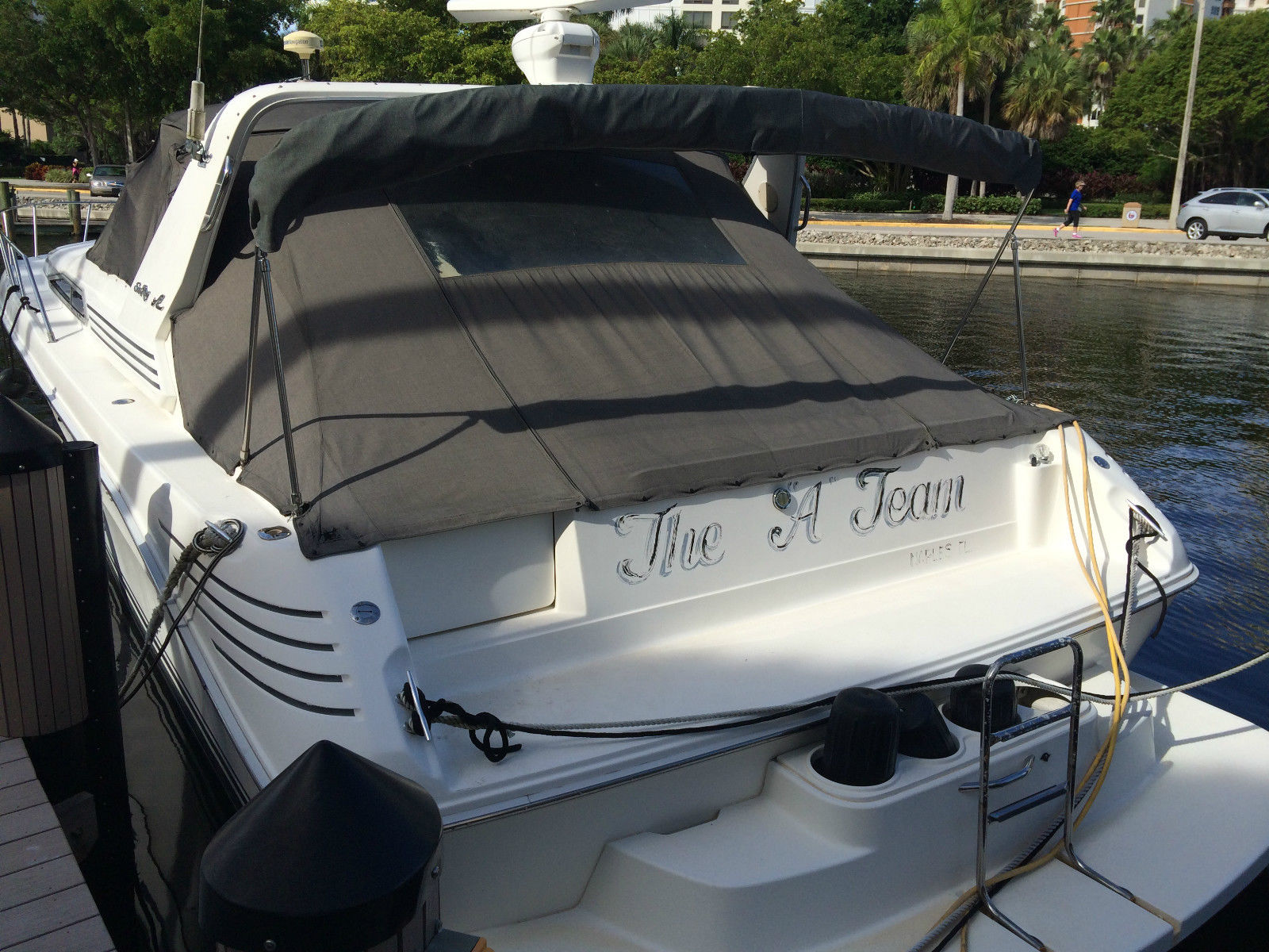 Sea Ray Express Cruser 400 (1 Owner) 325 Hours