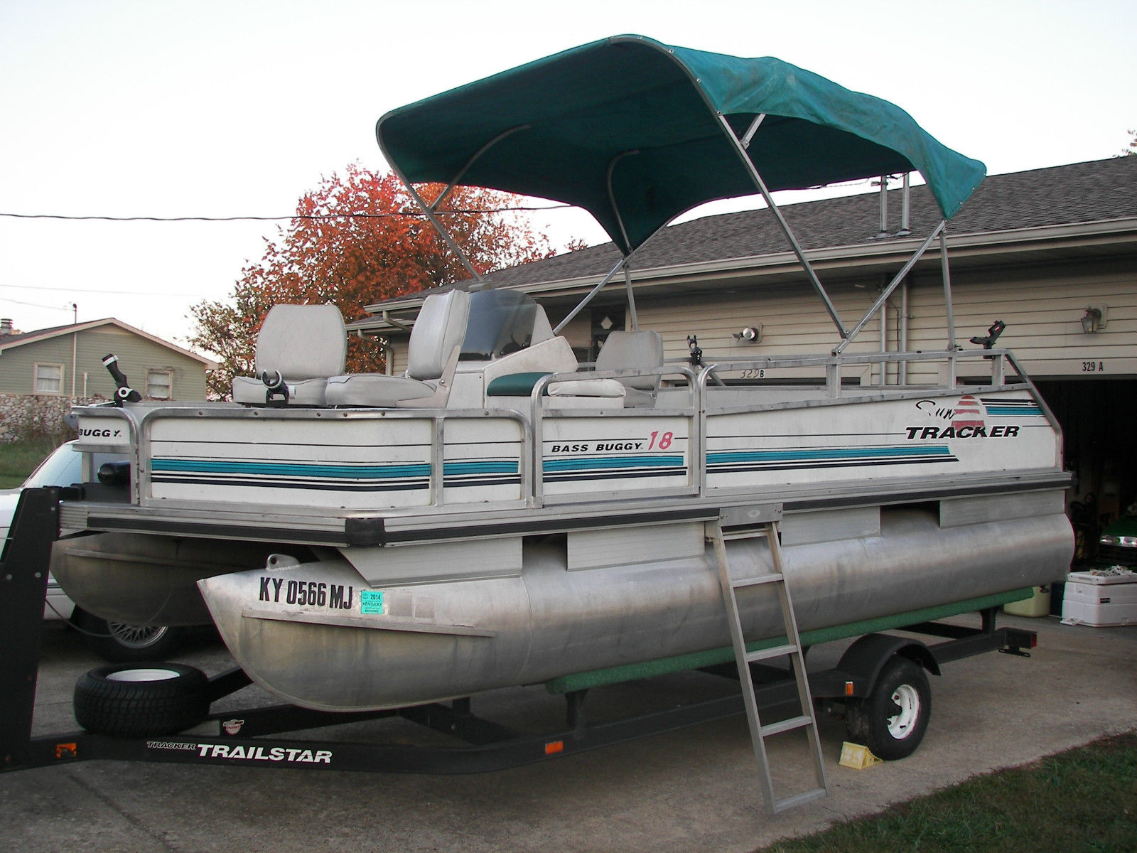 18' PONTOON BOAT WITH A 40HP JOHNSON TRACKER OUTBOARD W ...