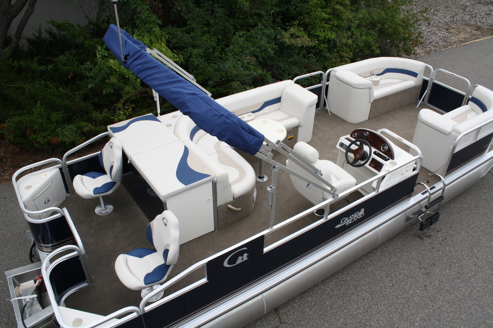 Rated for up to a 150 hp motor.This is a new 24 ft Grand Island Rear Fish p...