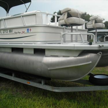 2004 Sun Tracker 24 party barge