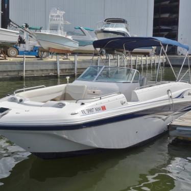 2004 Hurricane 260 sun deck