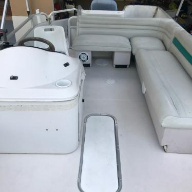 1999 Hurricane fun deck 226 rear fish