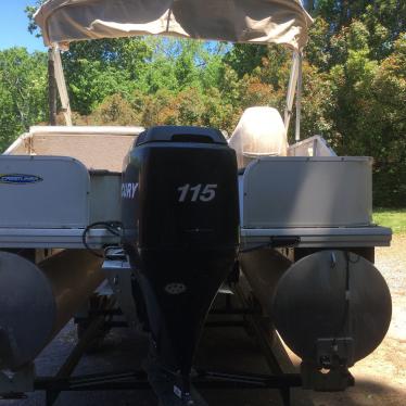 2006 Crestliner 2285 angler