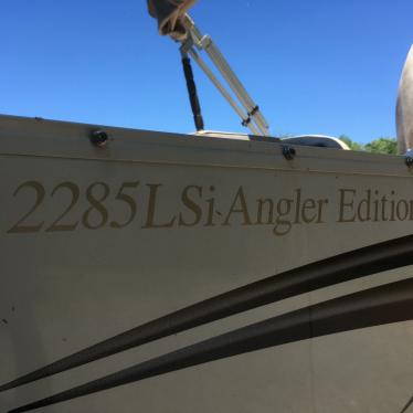 2006 Crestliner 2285 angler