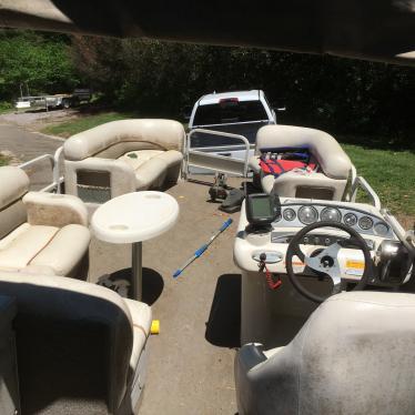 2006 Crestliner 2285 angler