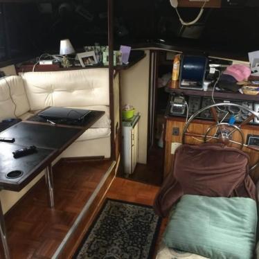 1983 Carver 3607 aft cabin