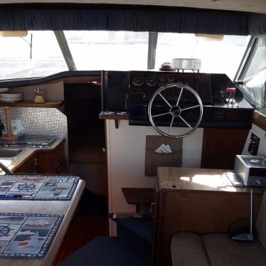 1985 Bayliner 2850 contessa command bridge