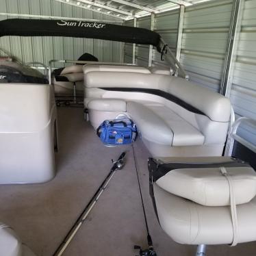 2012 Sun Tracker fishin barge 22 dlx