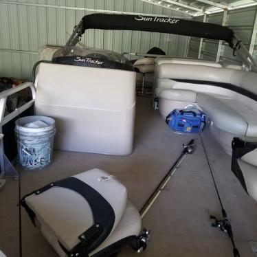 2012 Sun Tracker fishin barge 22 dlx