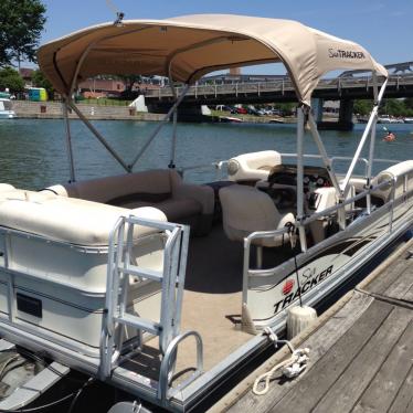2006 Sun Tracker 21 party barge