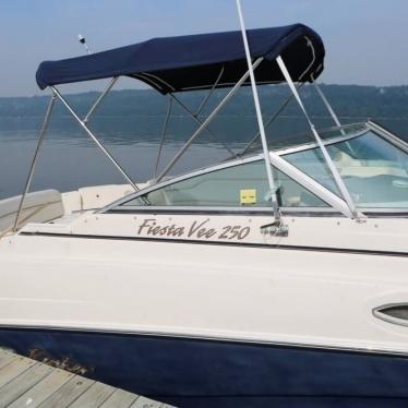 2005 Rinker 250 fiesta vee