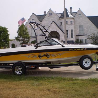 2003 Malibu wakesetter ski boat