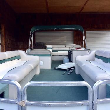 1999 Sun Tracker party barge signature series