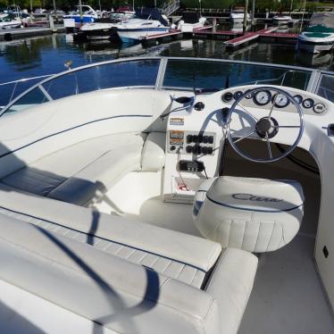 2002 Bayliner 2858 command bridge