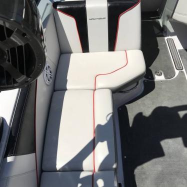 2011 Nautique 210