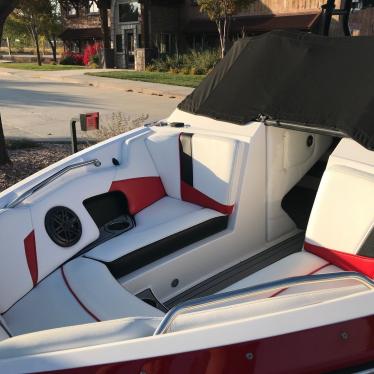 2016 Nautique 210