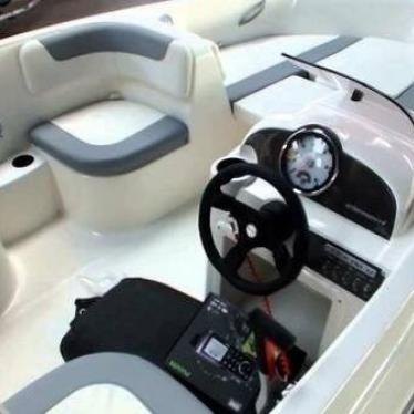 2015 Bayliner 18