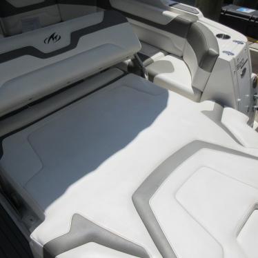 2011 Monterey 3200 sport yacht