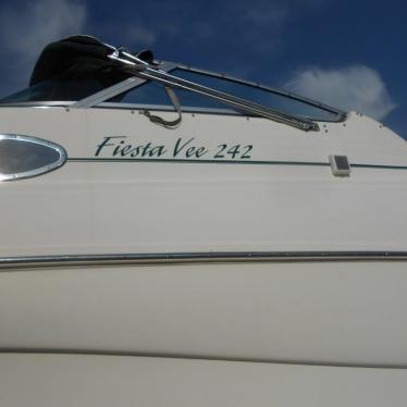 2000 Rinker 242 fiesta vee