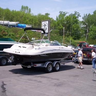 2006 Sea Ray 220 sundeck