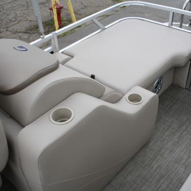 2017 Grand 24 tmltz rear lounge tritoon