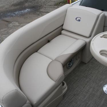 2017 Grand 24 tmltz rear lounge tritoon