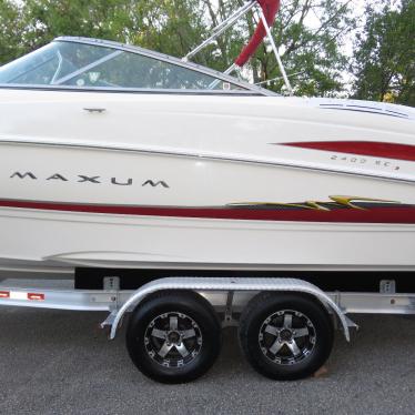 2004 Maxum 2400 sport cuddy - 3 hull