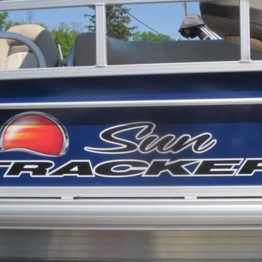 2016 Sun Tracker fishin barge - 20 dlx