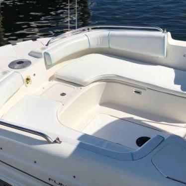 2004 Hurricane gs 211 center console deck boat