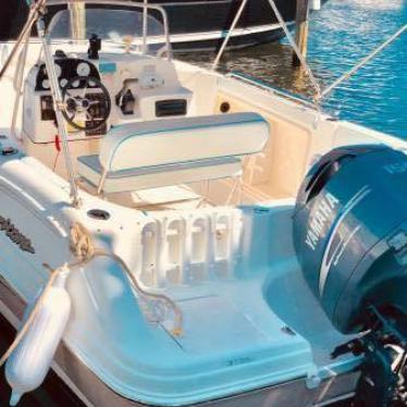 2004 Hurricane gs 211 center console deck boat