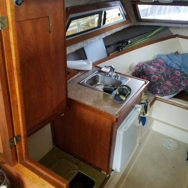 1979 Carver cabin cruiser - mercruiser