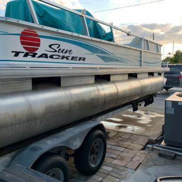 2005 Sun Tracker party barge 24 signature series