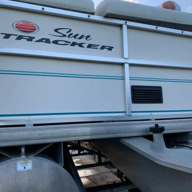 2005 Sun Tracker party barge 24 signature series