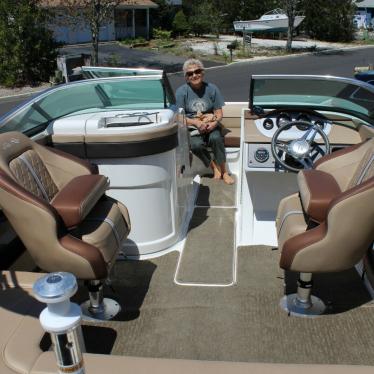 2016 Sea Ray 220 sundeck