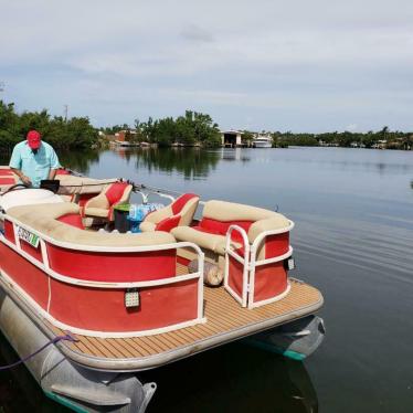 2007 Sun Tracker party barge